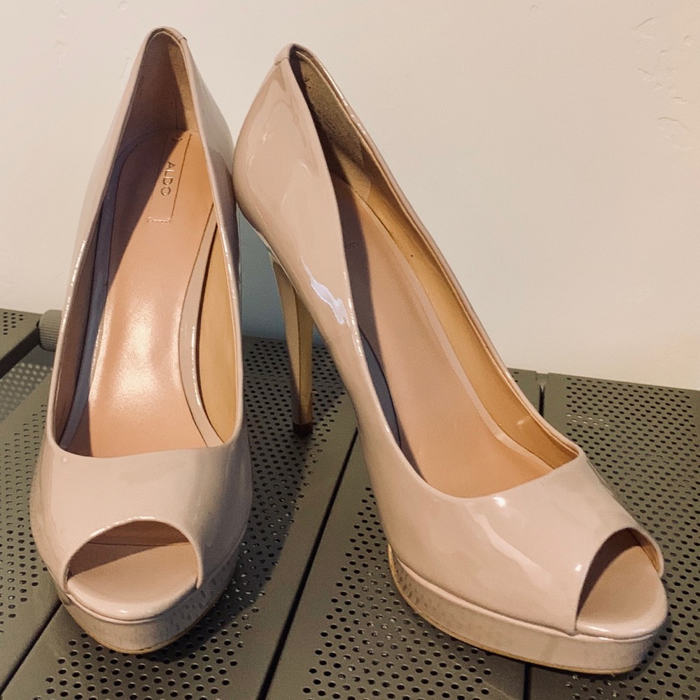 NWOT  Aldo beige heels with peep toe & platform 9